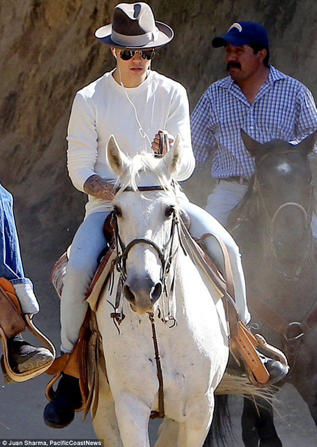 贾斯汀·比伯被曝赤膊上阵遛白马