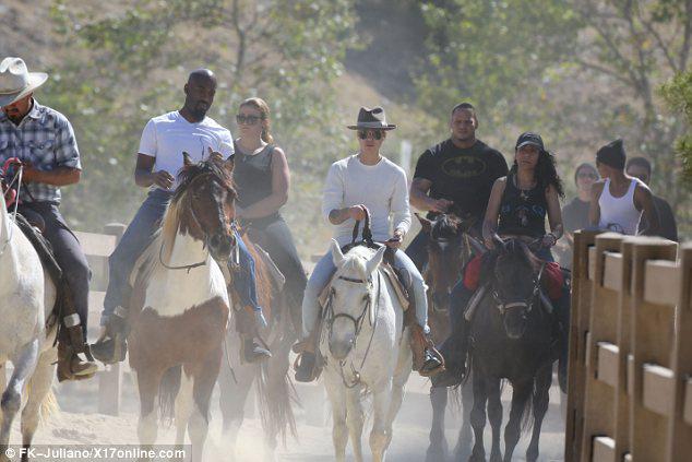 贾斯汀·比伯被曝赤膊上阵遛白马