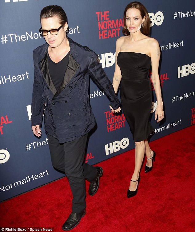 朱莉出席首映礼 施粉过重酿“惨剧”