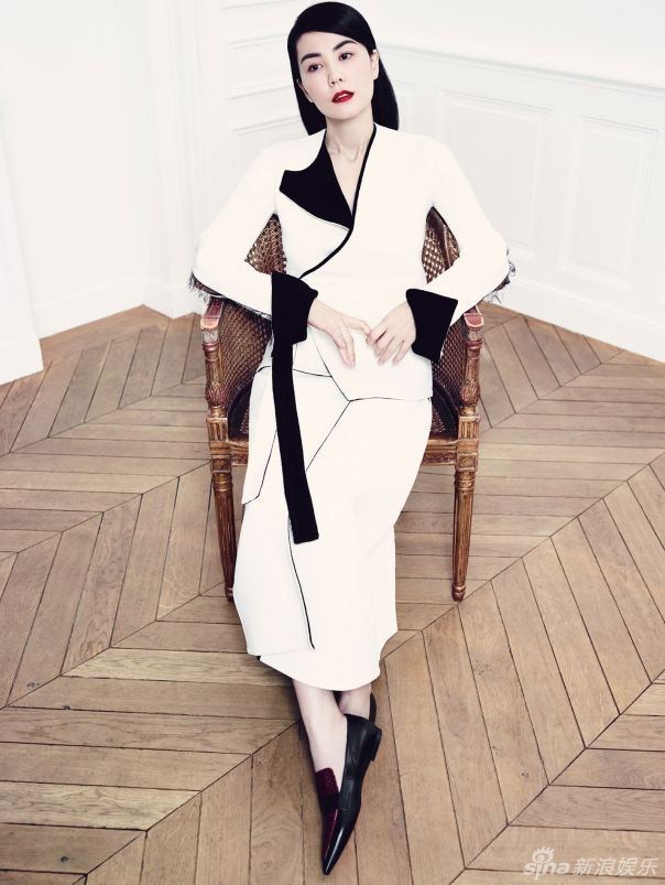 王菲登杂志黑白简约红唇抢镜 