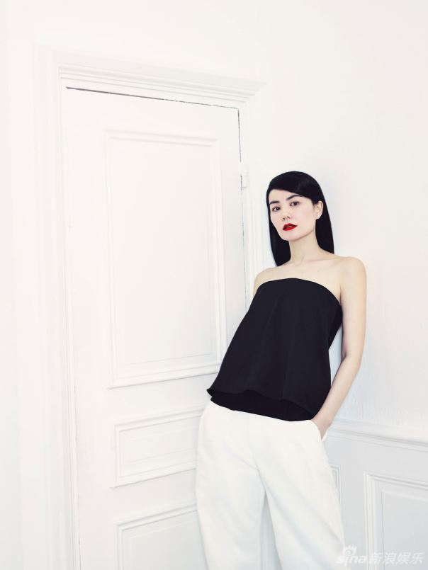王菲登杂志黑白简约红唇抢镜 