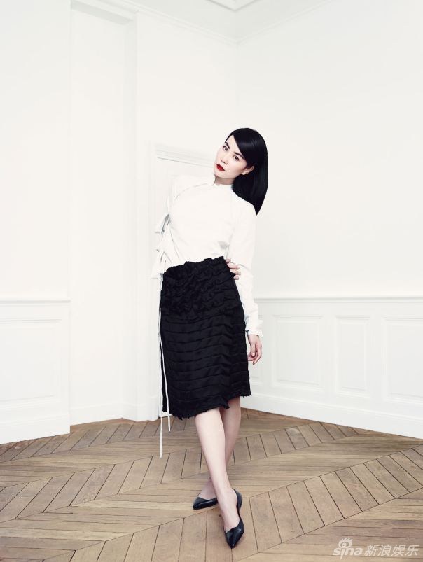 王菲登杂志黑白简约红唇抢镜 