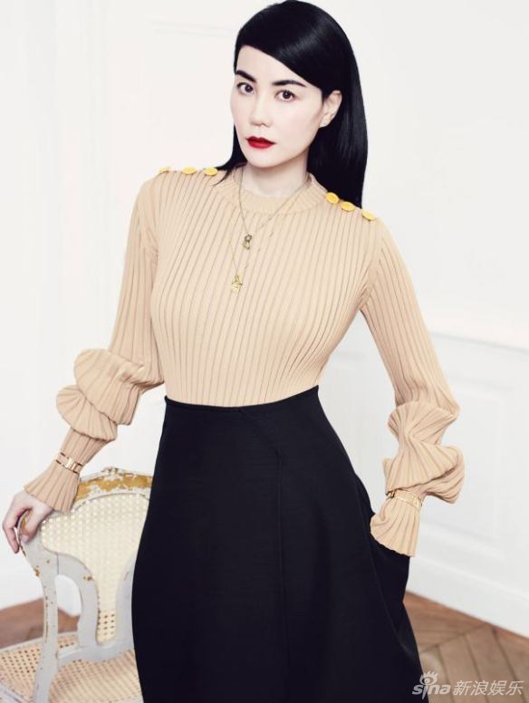 王菲登杂志黑白简约红唇抢镜 