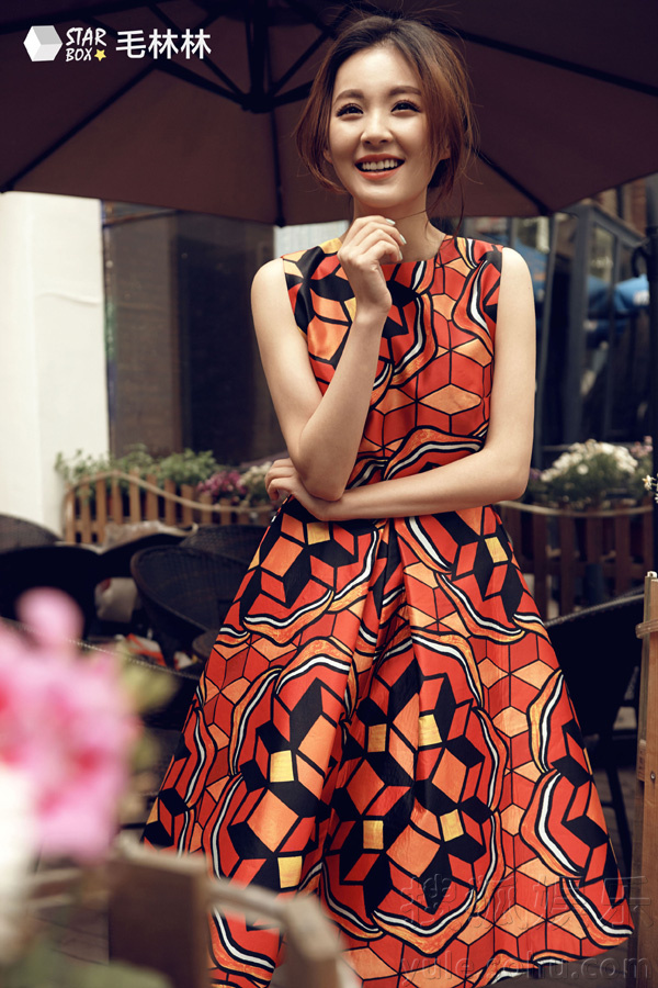 毛林林曝光最新街拍写真 鬼马精灵展阳光气质 