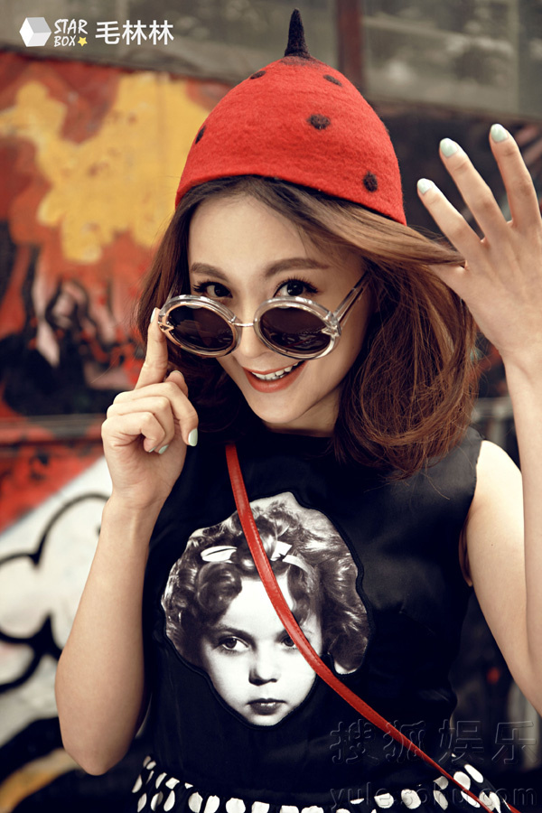 毛林林曝光最新街拍写真 鬼马精灵展阳光气质 