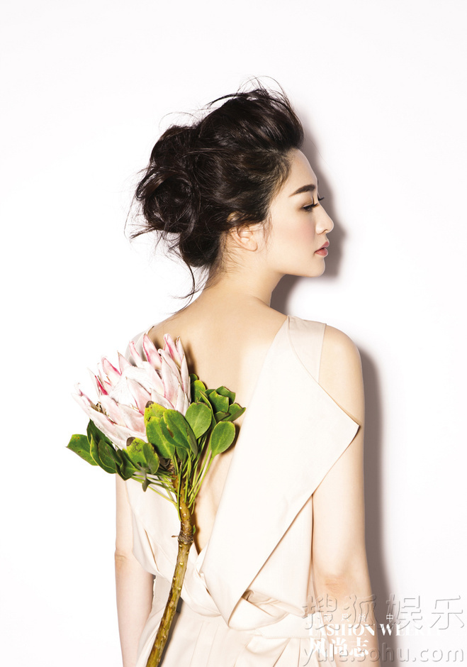 李小冉登杂志封面 演绎春日优雅名媛风 