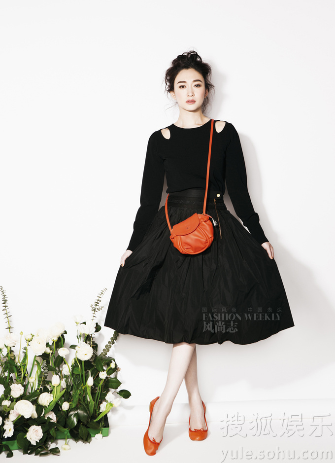 李小冉登杂志封面 演绎春日优雅名媛风 