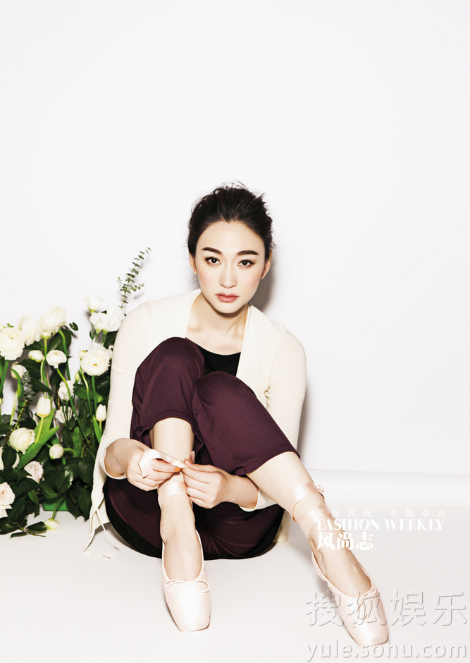 李小冉登杂志封面 演绎春日优雅名媛风 