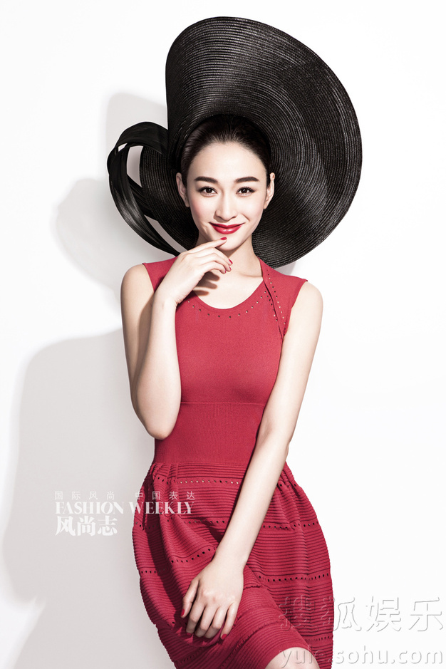 李小冉登杂志封面 演绎春日优雅名媛风 