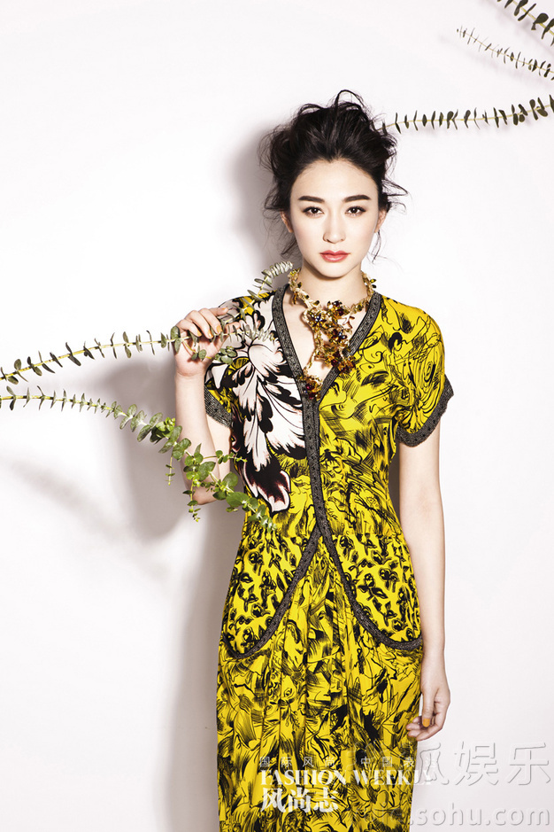 李小冉登杂志封面 演绎春日优雅名媛风 