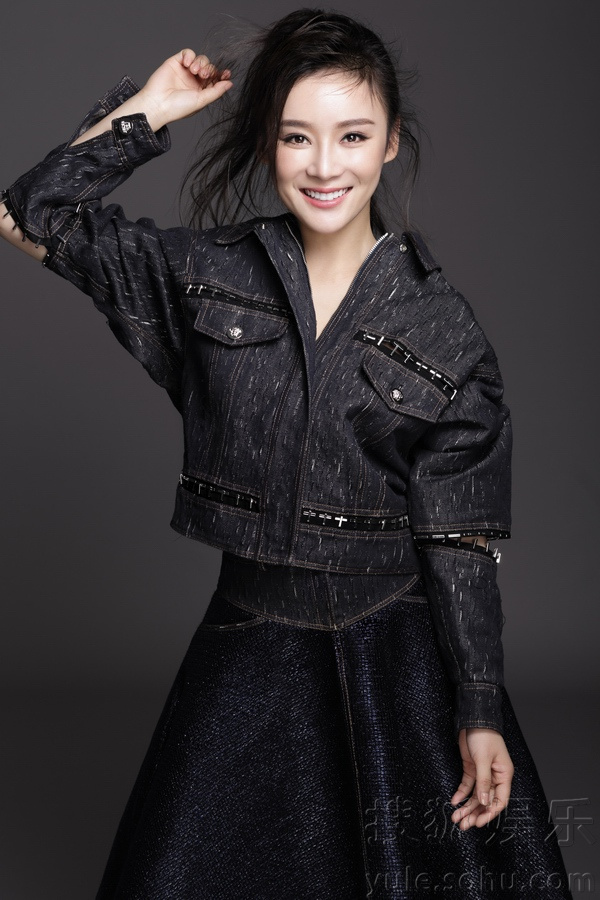  袁姗姗演绎轻摇滚女 性感俏皮笑容诱人 