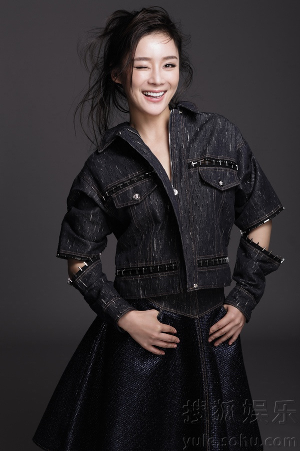  袁姗姗演绎轻摇滚女 性感俏皮笑容诱人 