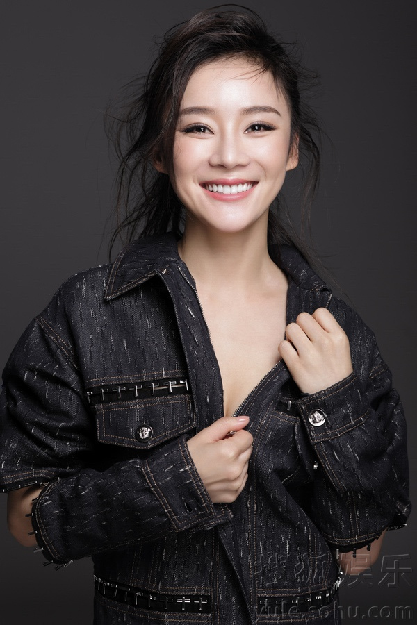  袁姗姗演绎轻摇滚女 性感俏皮笑容诱人 