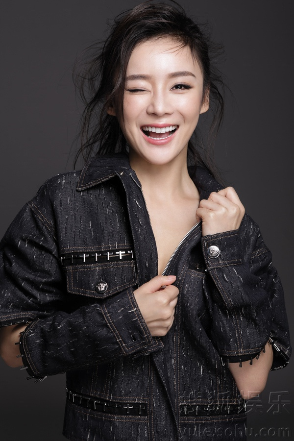  袁姗姗演绎轻摇滚女 性感俏皮笑容诱人 