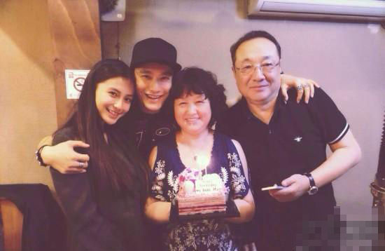 黄晓明新全家福曝光 准儿媳获公婆欢心 黄晓明新全家福曝光 准儿媳获公婆欢心