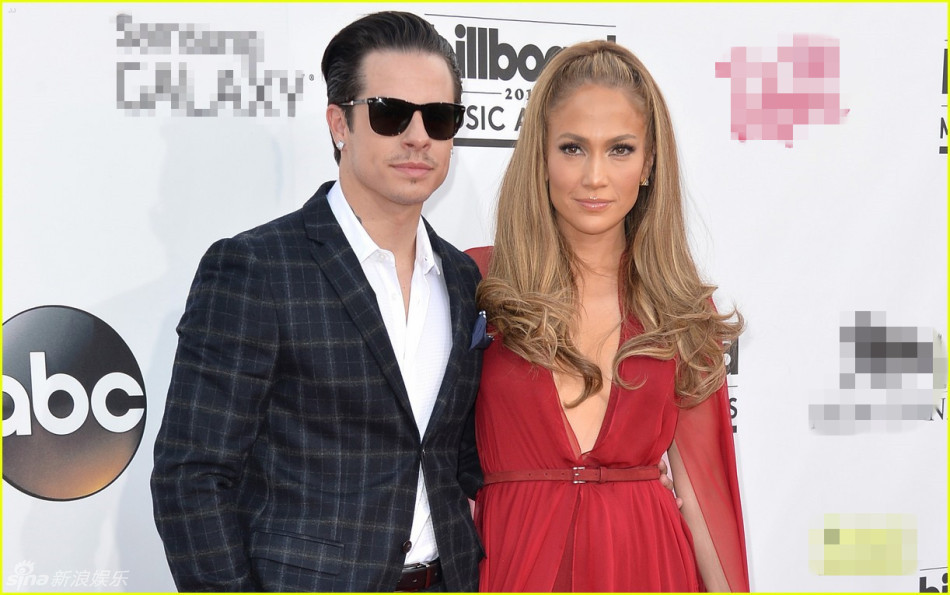 詹妮弗-洛佩兹搂小男友恩爱亮相 