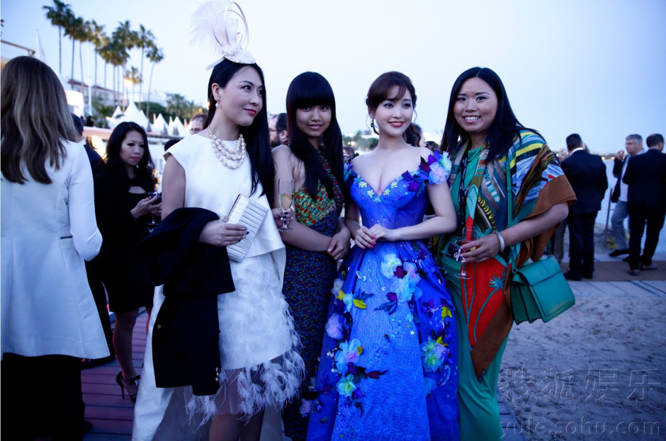 金莎低胸亮相戛纳红毯 称范冰冰是戛纳最美风景 