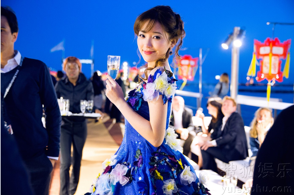 金莎低胸亮相戛纳红毯 称范冰冰是戛纳最美风景 