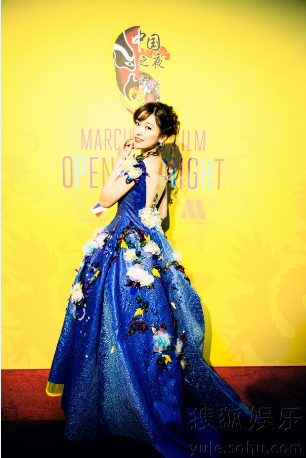 金莎低胸亮相戛纳红毯 称范冰冰是戛纳最美风景 