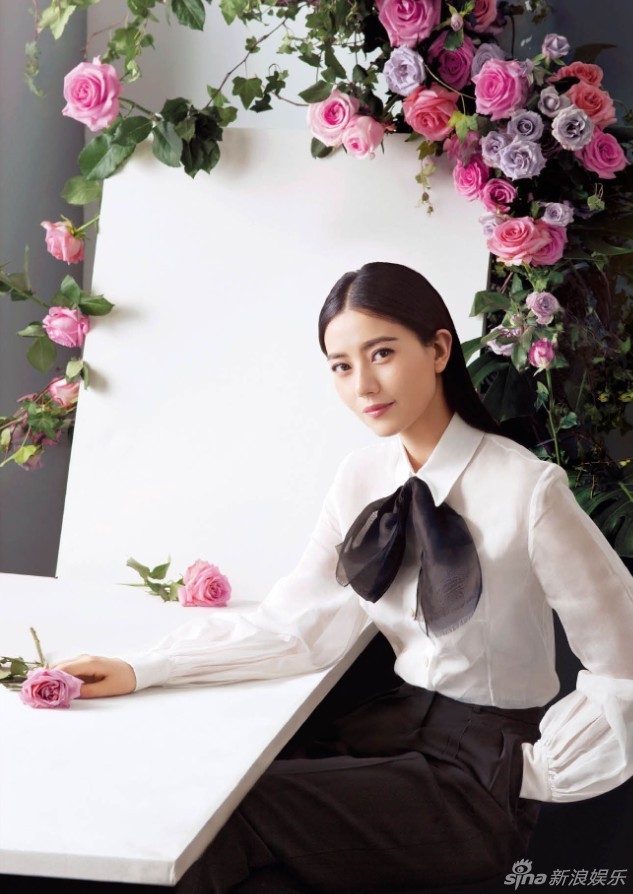 高圆圆春意写真 玫瑰包围尽显清新浪漫