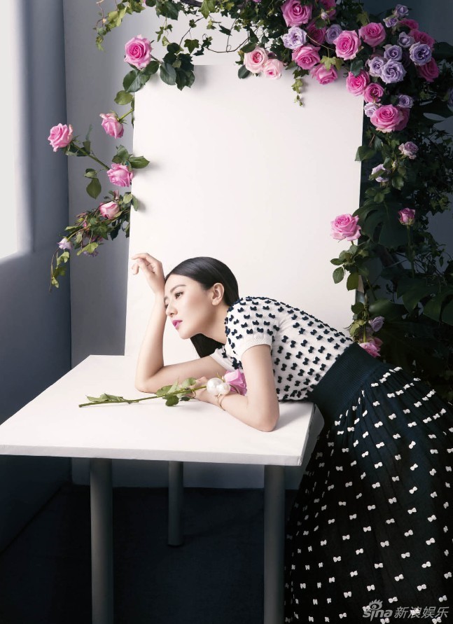 高圆圆春意写真 玫瑰包围尽显清新浪漫