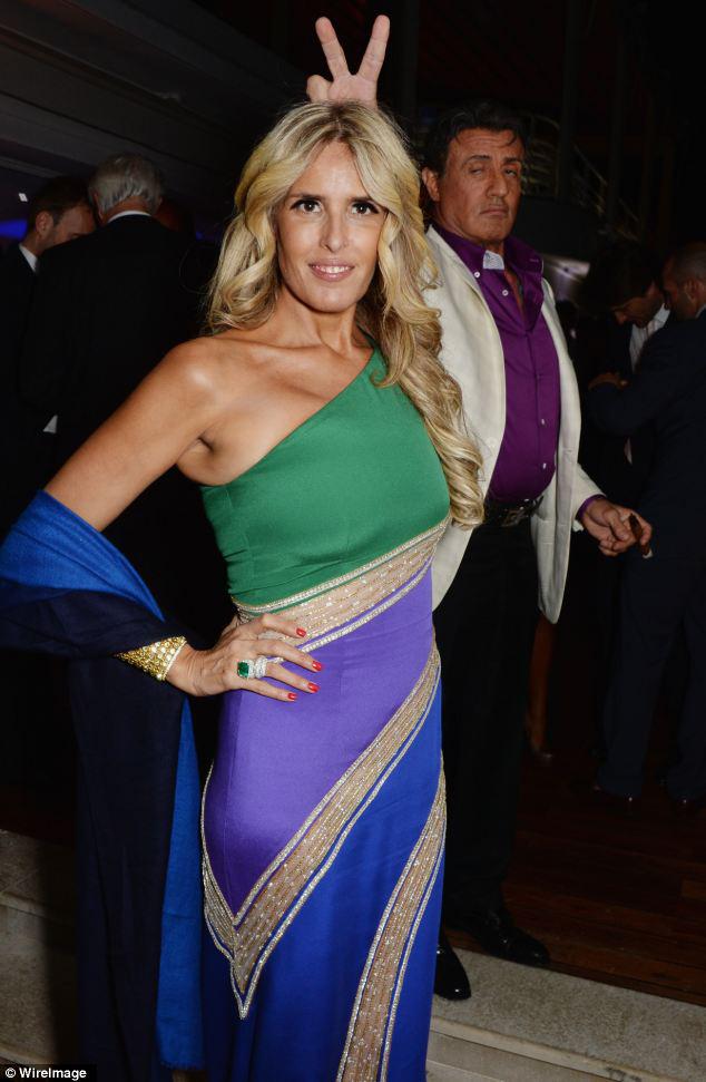 詹妮弗·劳伦斯穿超低胸黑长裙现身戛纳派对 詹妮弗·劳伦斯穿超低胸黑长裙现身戛纳派对