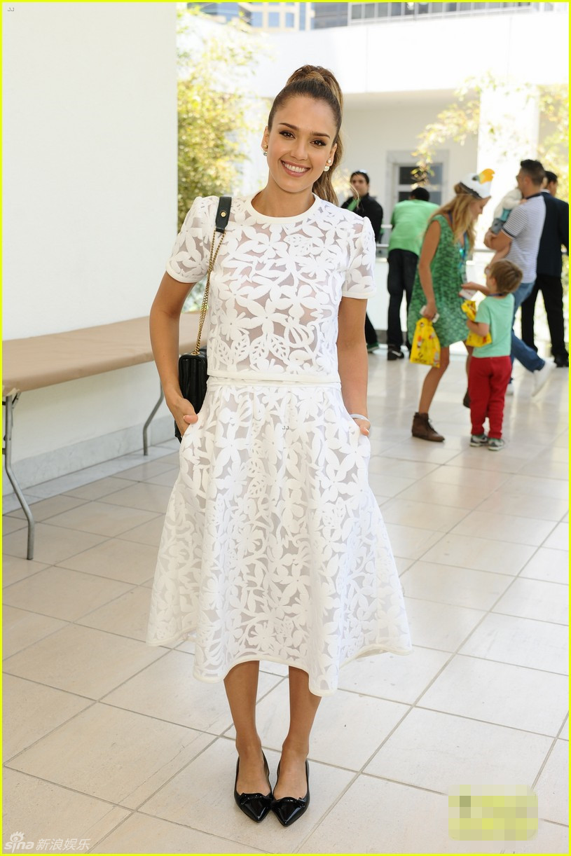 阿尔芭一家出游 