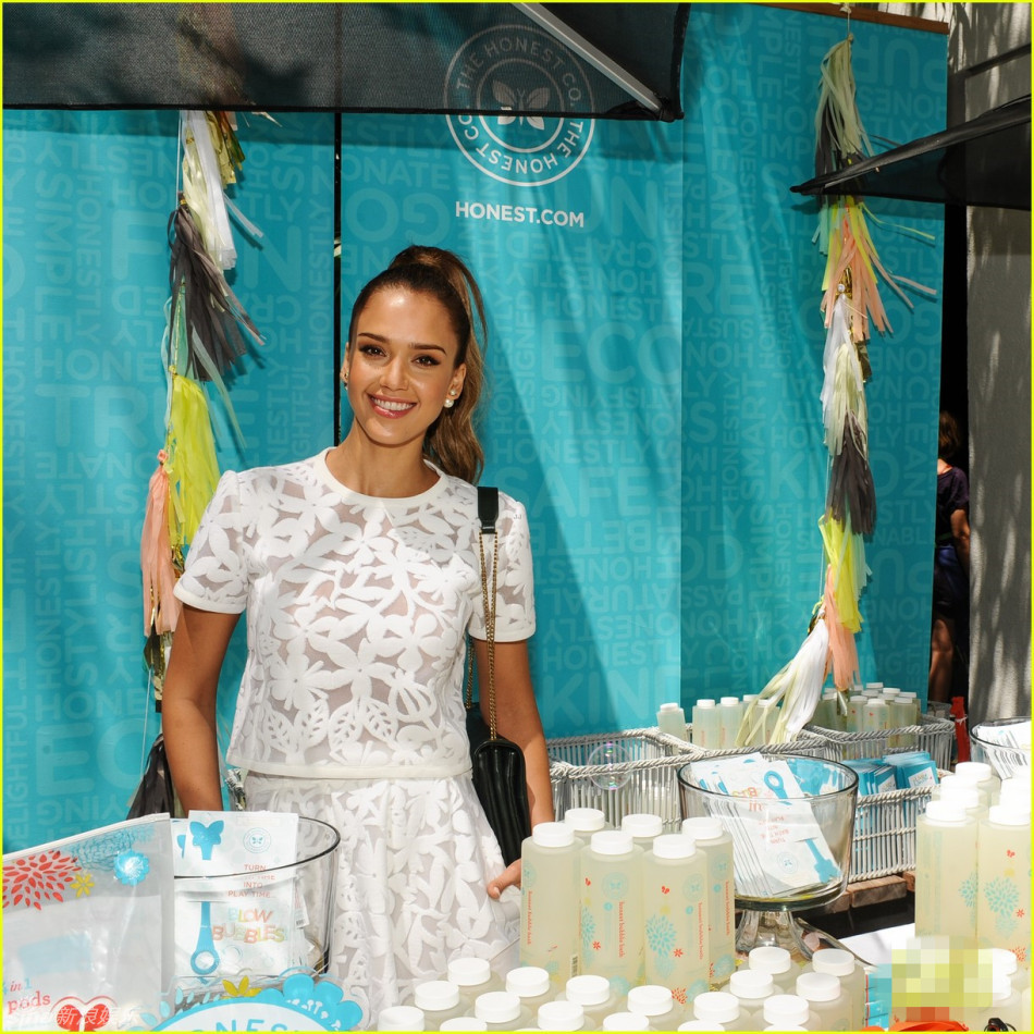 阿尔芭一家出游 