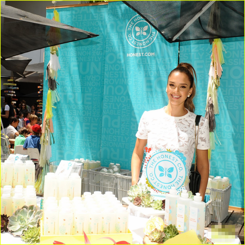 阿尔芭一家出游 