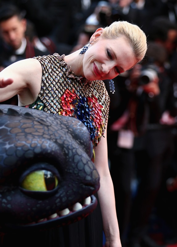 《驯龙高手2》戛纳首映布兰切特着纪梵希艳压全场