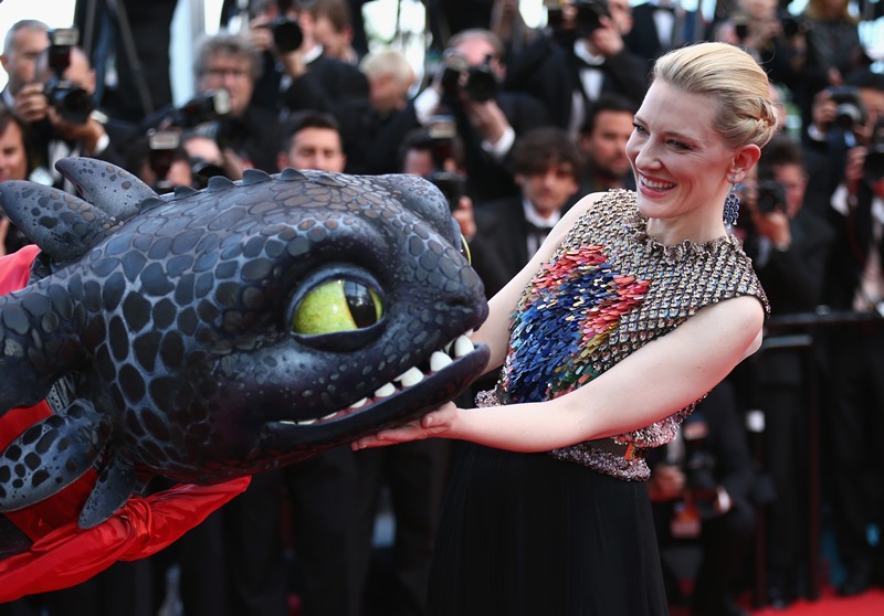 《驯龙高手2》戛纳首映布兰切特着纪梵希艳压全场