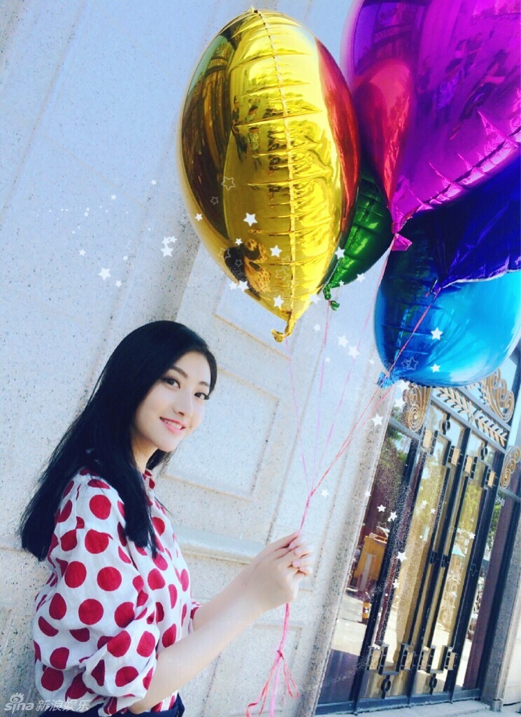 景甜持心形气球拍糖果色写真 