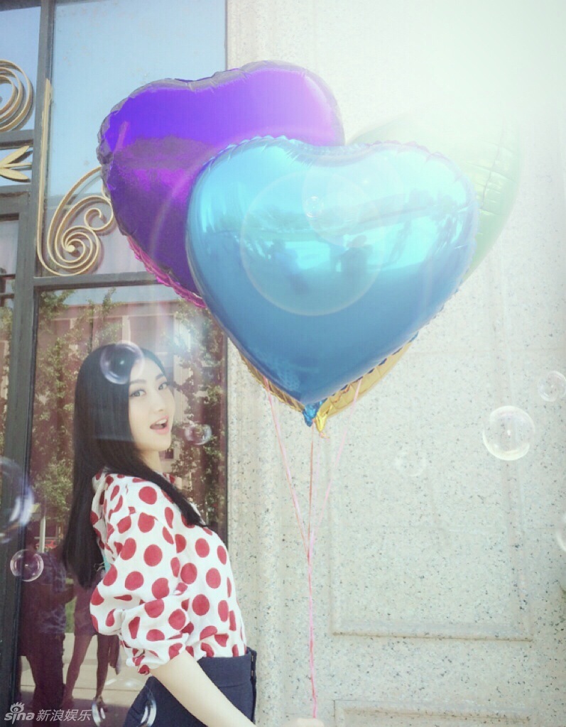 景甜持心形气球拍糖果色写真 