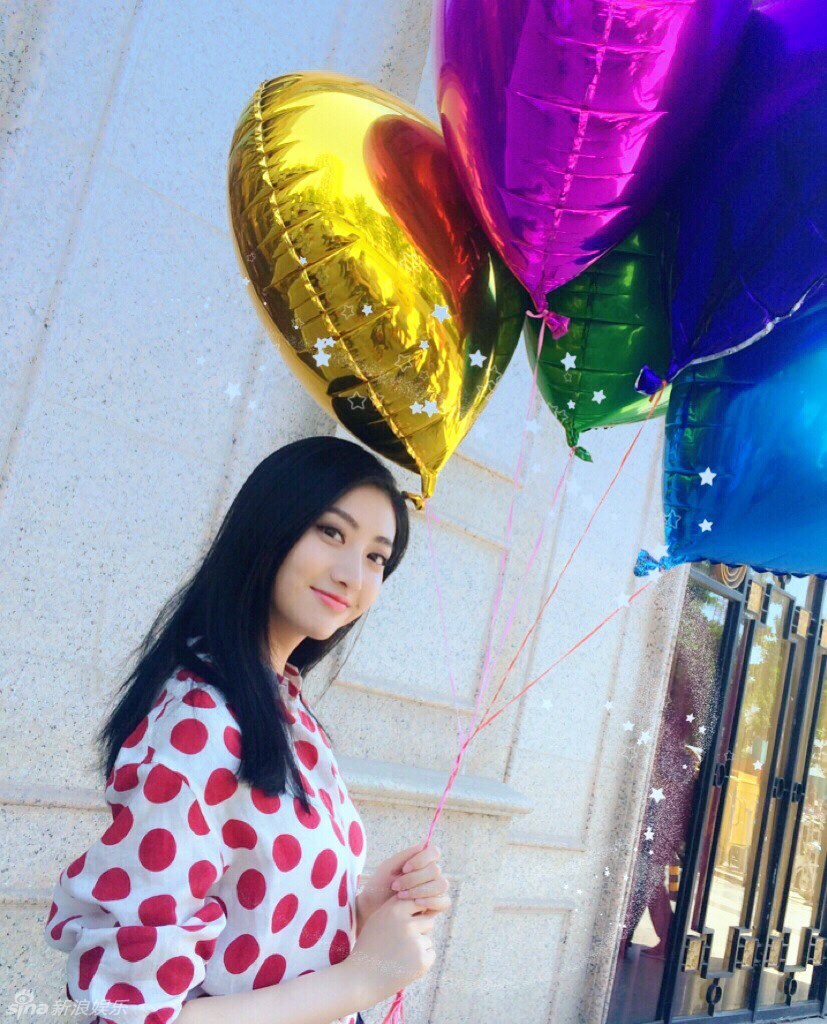 景甜持心形气球拍糖果色写真 