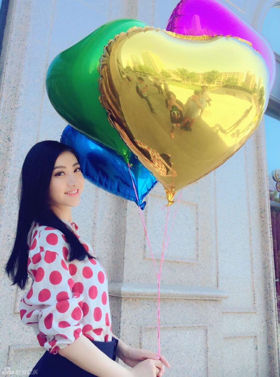 景甜持心形气球拍糖果色写真 