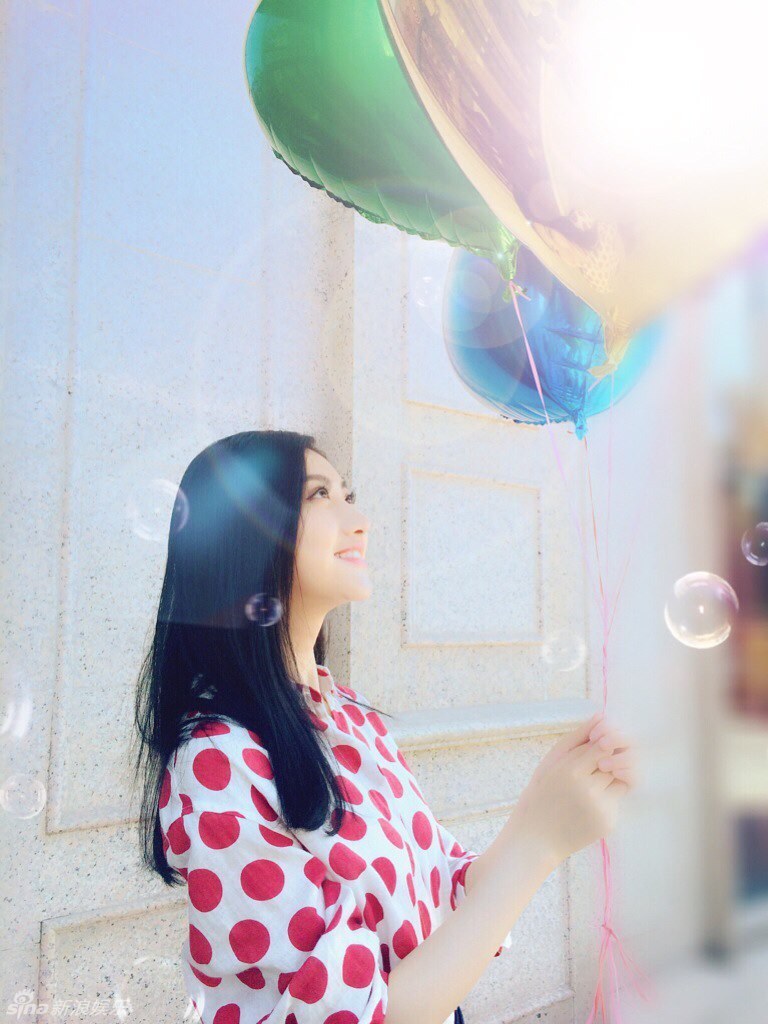 景甜持心形气球拍糖果色写真 