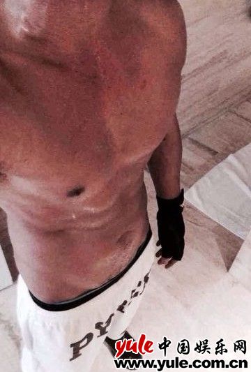 杜淳生日送福利：胸肌壮硕人鱼线诱人