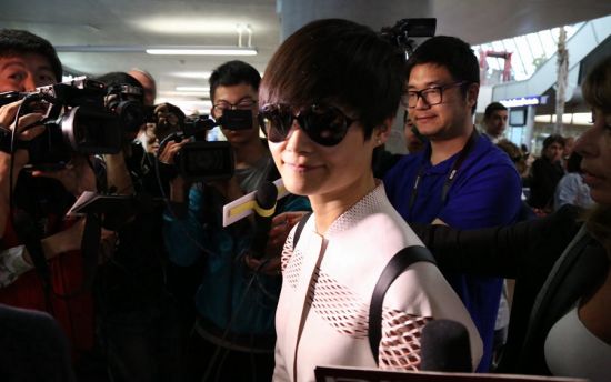 李宇春抵达尼斯机场