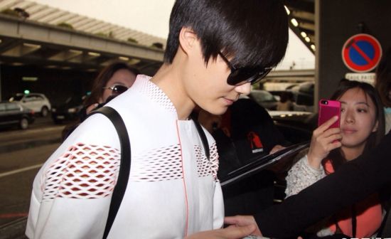 李宇春低头侧颜