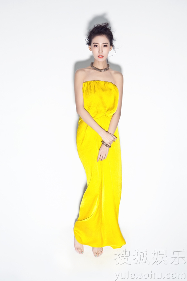 高露新写真秀窈窕身姿 彰显纤纤女神范儿