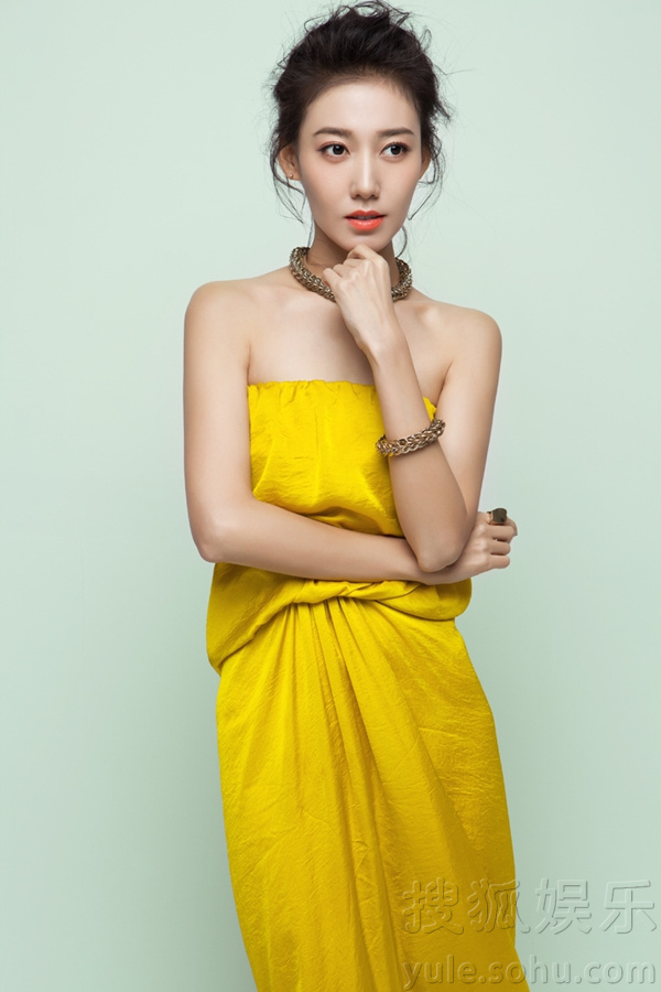 高露新写真秀窈窕身姿 彰显纤纤女神范儿