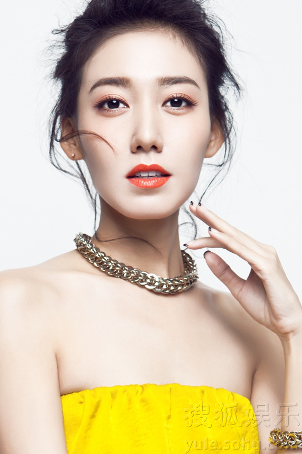 高露新写真秀窈窕身姿 彰显纤纤女神范儿