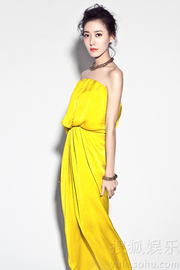 高露新写真秀窈窕身姿 彰显纤纤女神范儿