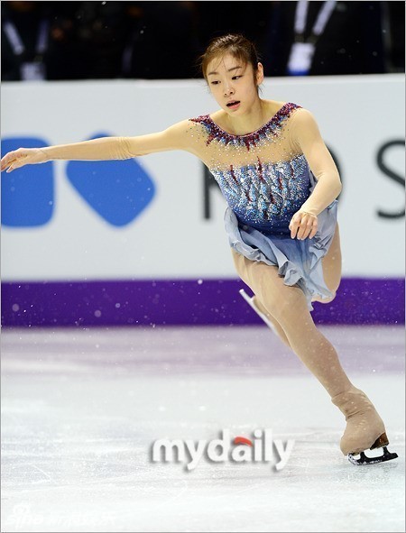     金妍儿黑白大片 