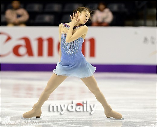     金妍儿黑白大片 