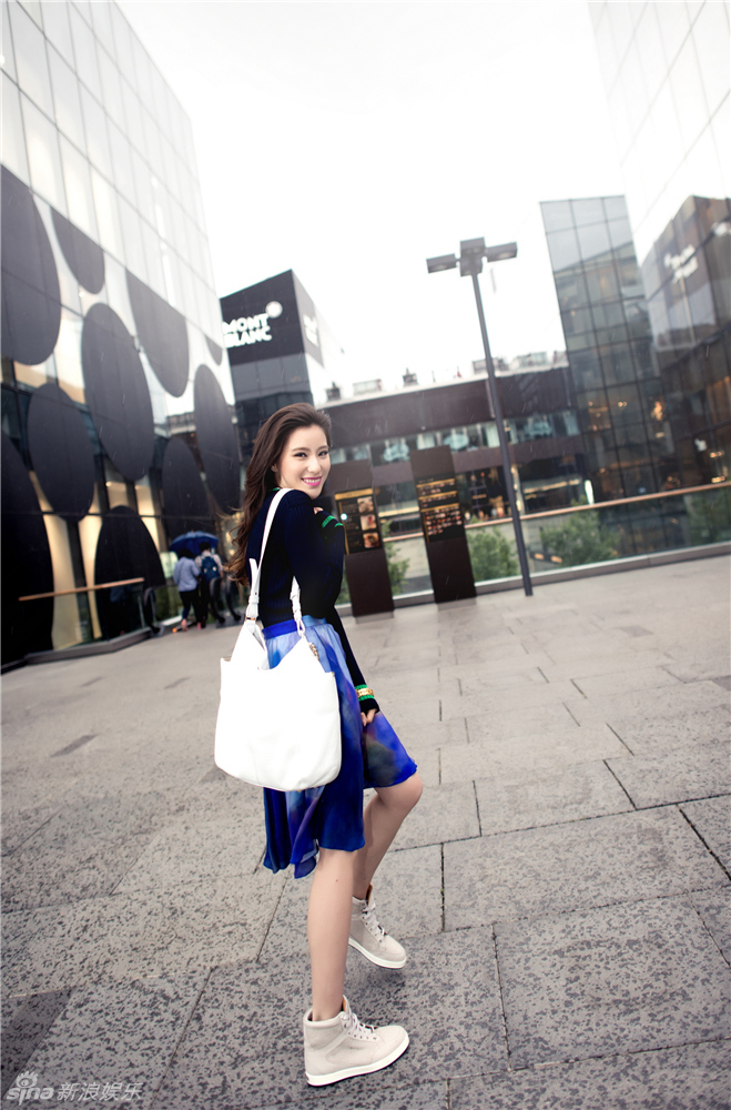  “北电最美女生”鲍天琦潮范街拍 