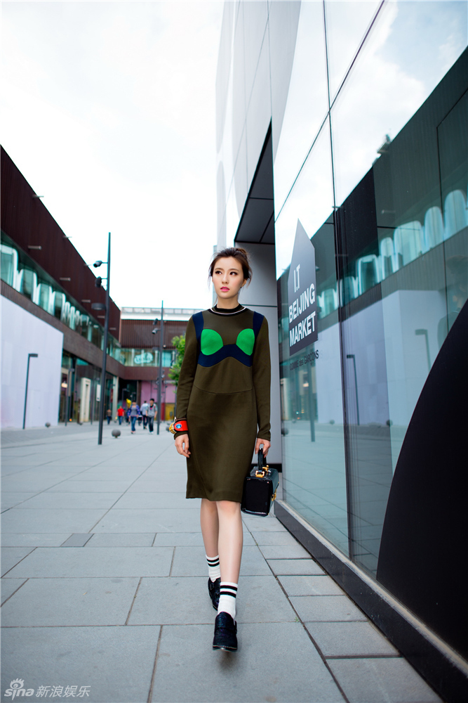  “北电最美女生”鲍天琦潮范街拍 