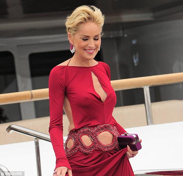 莎朗·斯通穿镂空红裙出席慈善活动