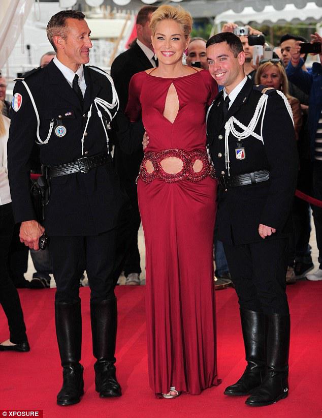 莎朗·斯通穿镂空红裙出席慈善活动