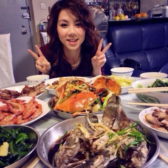 邓紫棋剪刀手卖萌